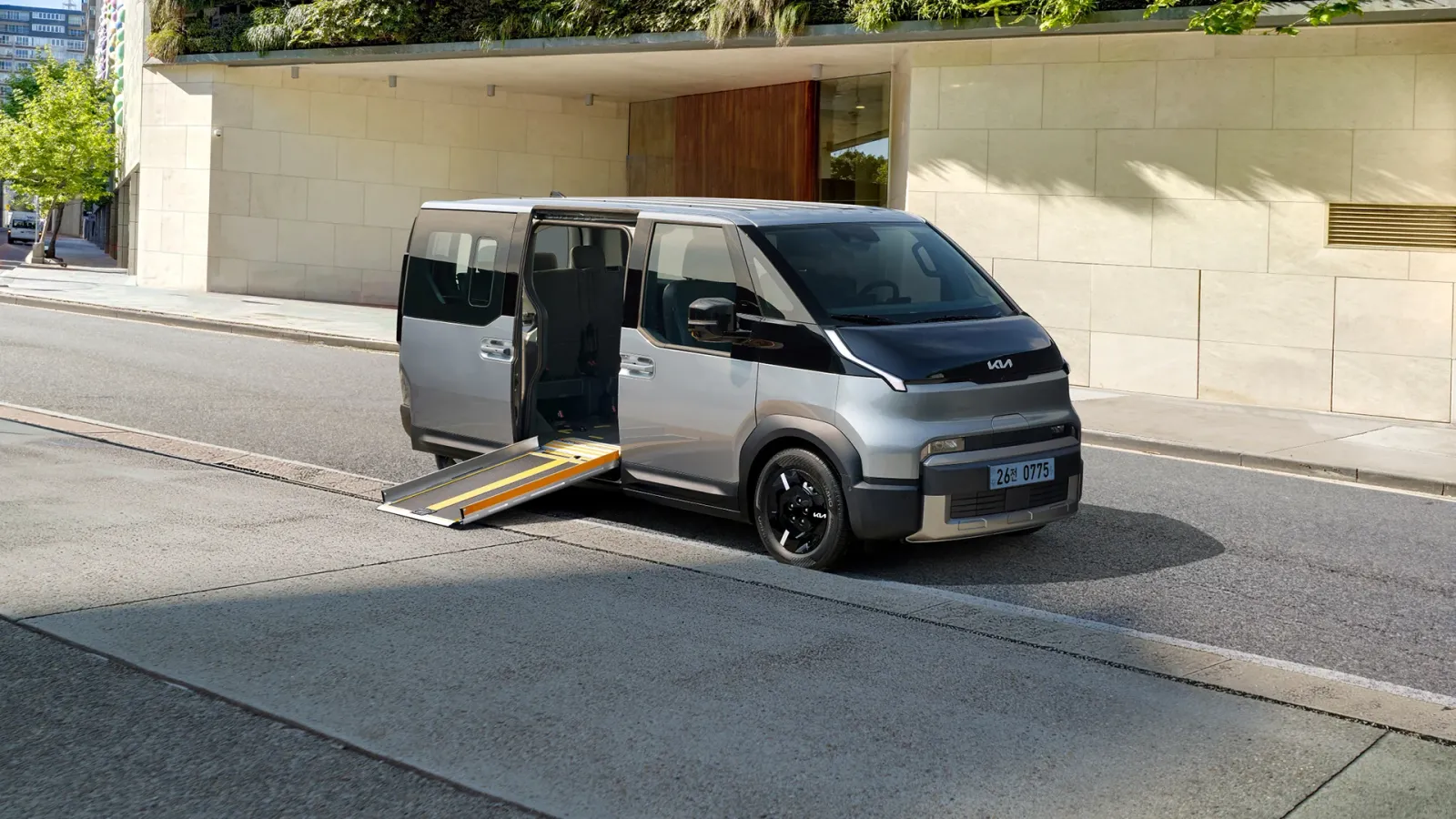 Kia com carro elétrico para pessoas em cadeiras de rodas. O PV5 WAV custa a partir de 197 600 zł - Kia PV5 4