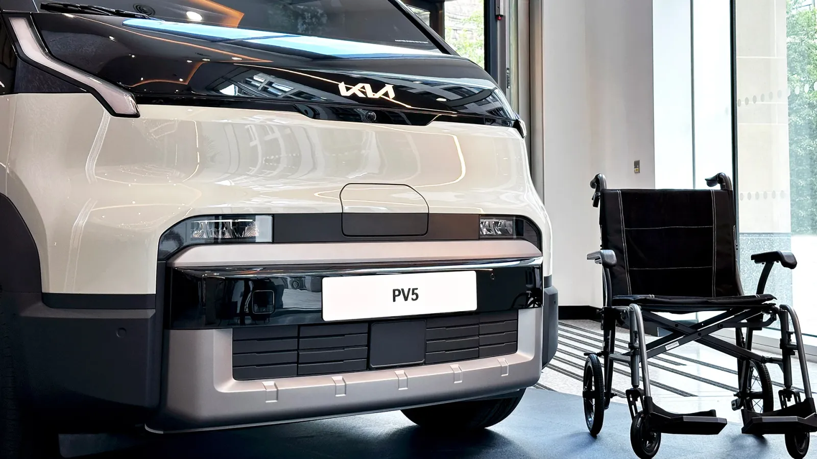 Kia com carro elétrico para pessoas em cadeiras de rodas. O PV5 WAV custa a partir de 197 600 zł - Kia PV5 2