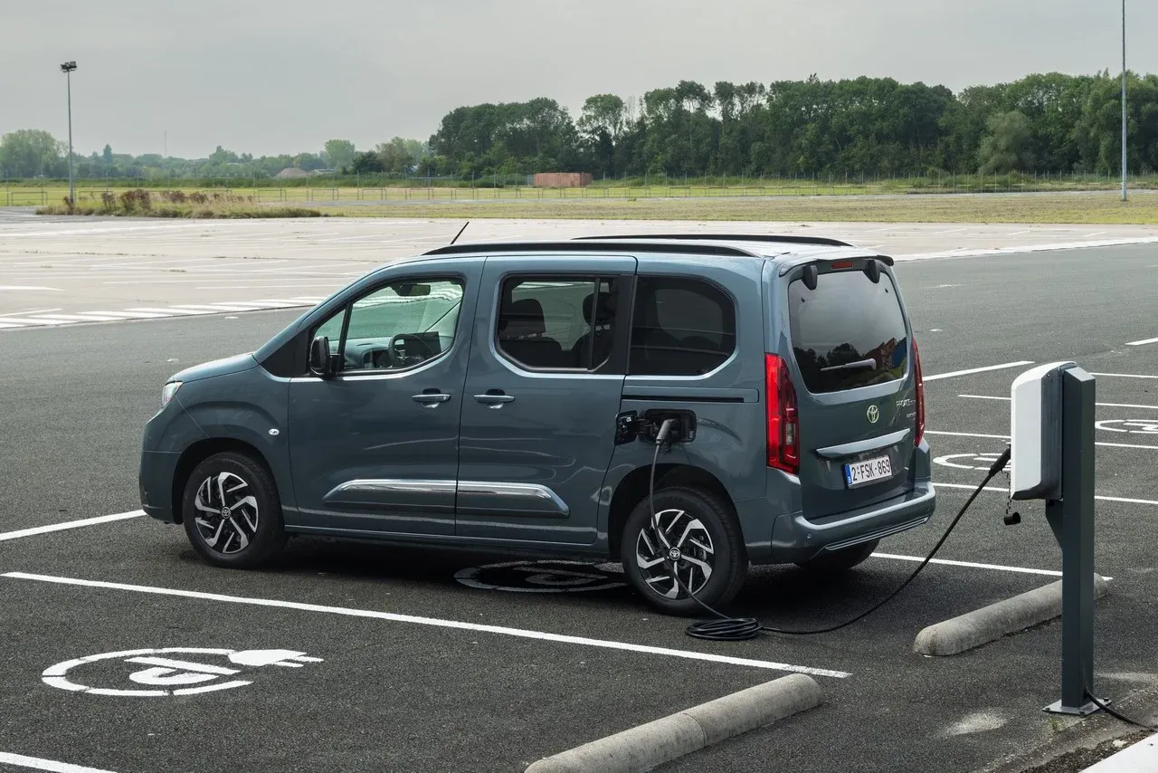 Kia com carro elétrico para pessoas em cadeiras de rodas. O PV5 WAV custa a partir de 197 600 zł - 2024 Proace City Family L1 BEV Libeccio blue Static 007