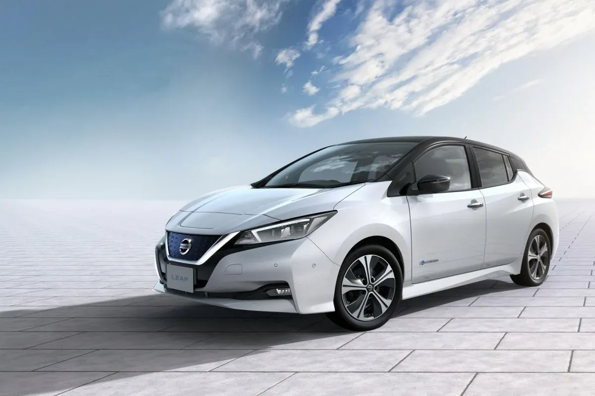 285Nissan-LEAF-01