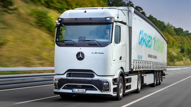 O eActros 600 é o caminhão elétrico de bateria com maior autonomia da Mercedes.