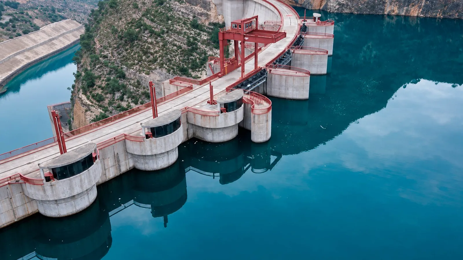 O maior grupo eólico da Europa fica na Espanha e é capaz de gerar eletricidade por 16 horas seguidas: está escondido sob uma montanha