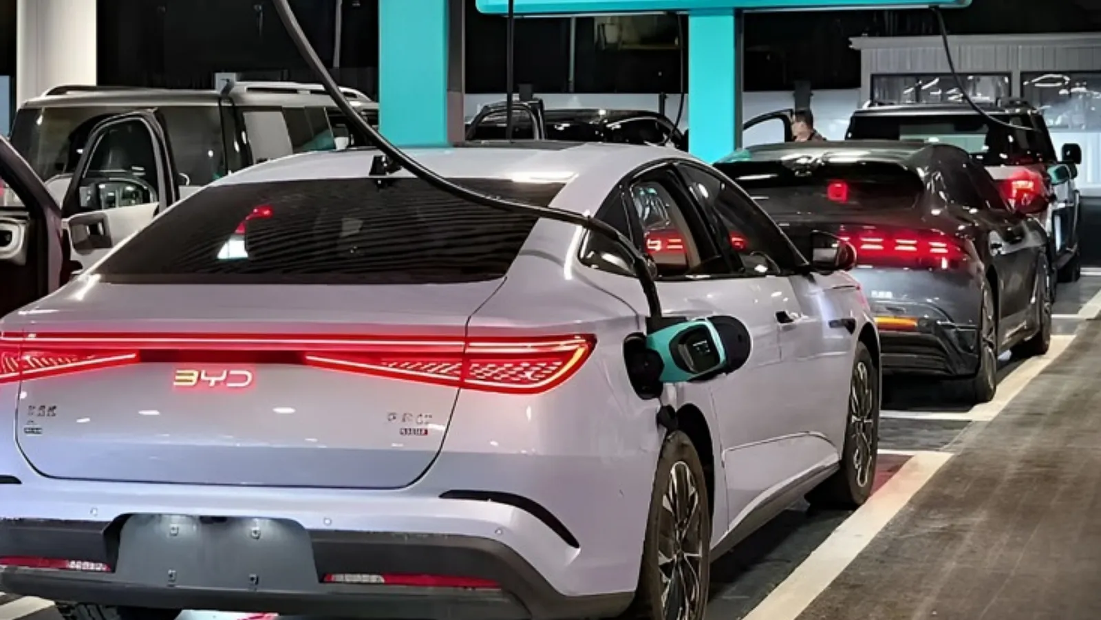 La obsesión por los kW puede estar llevando la recarga del coche eléctrico por el camino equivocado: más potencia no siempre significa un mejor servicio