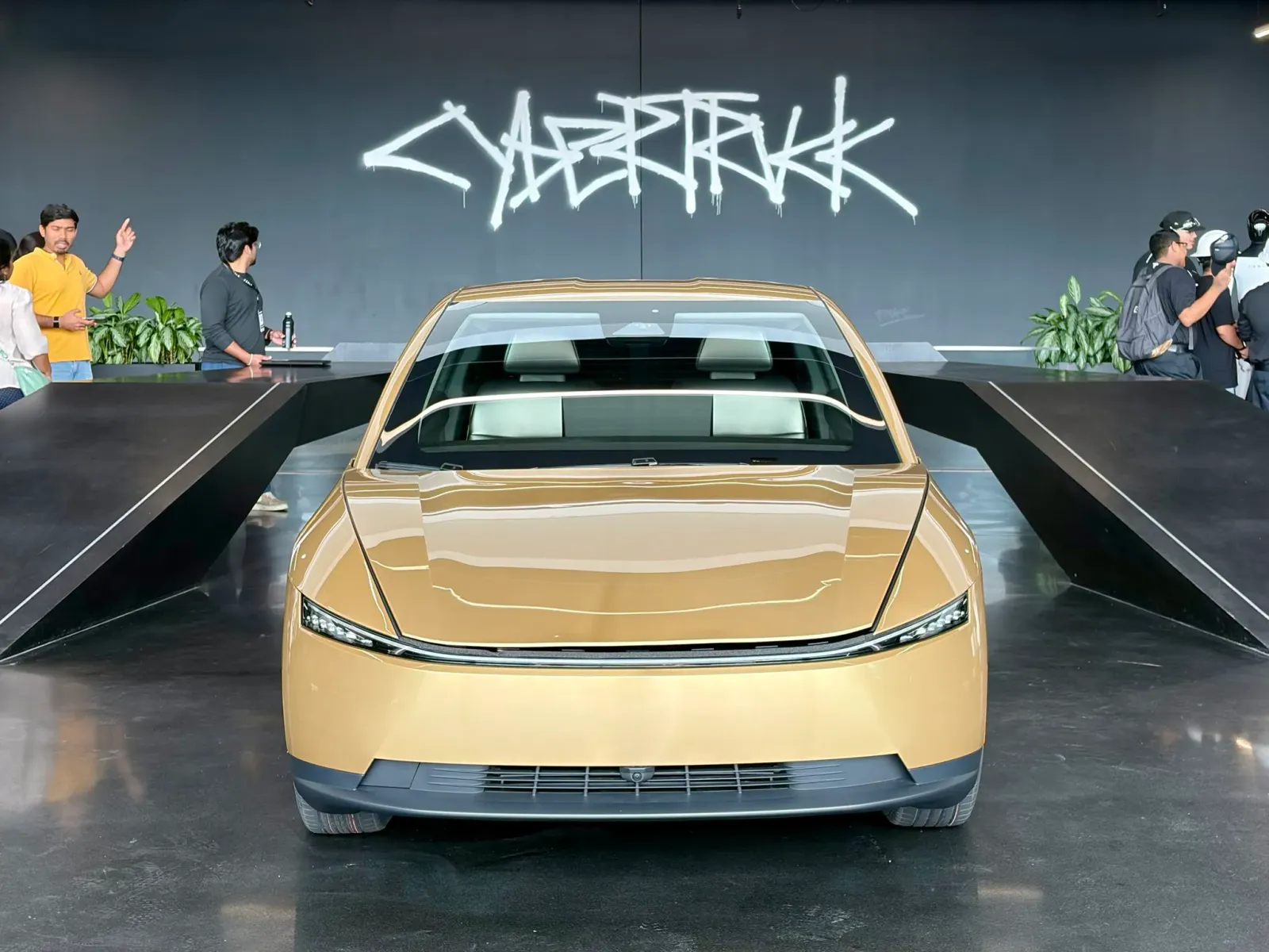 Il lancio del Tesla Cybercab: inizi timidi, in uno show sorprendentemente tranquillo