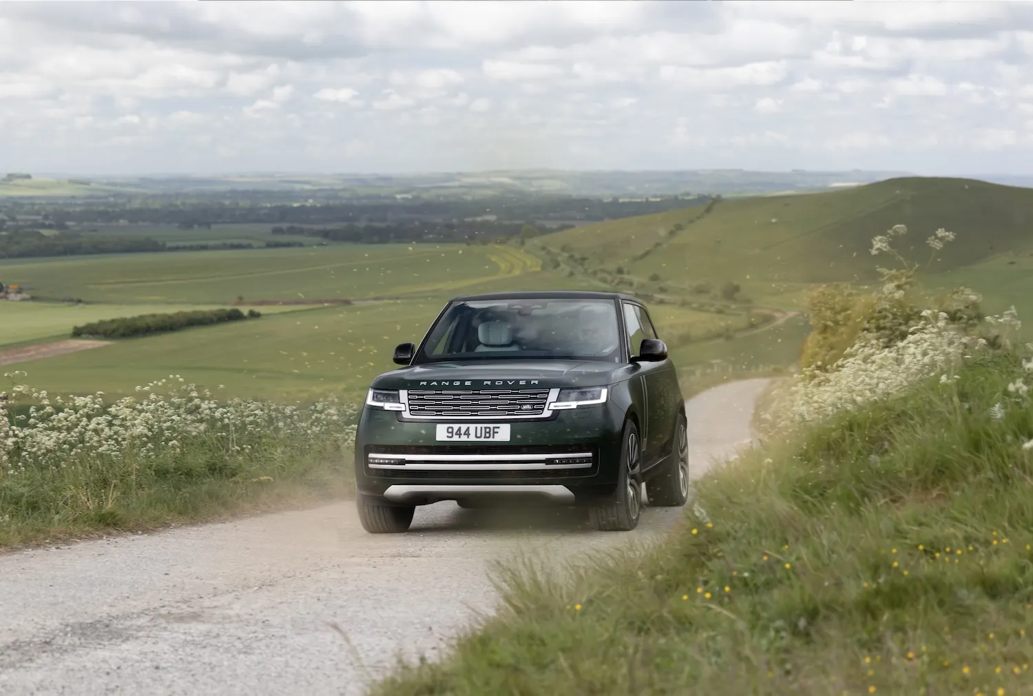 Il primo Range Rover elettrico è finalmente arrivato, con una autonomia di 600 km.