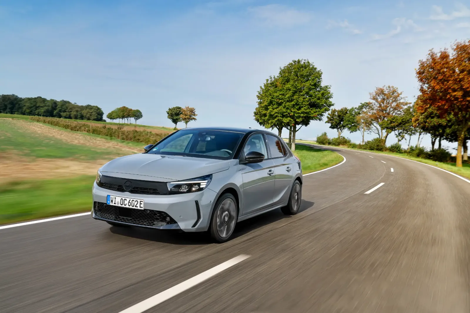 Opel Corsa 2024 auf der Straße, Frontansicht 3/4