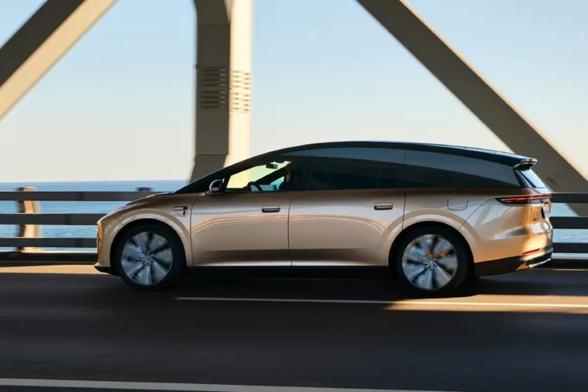 A Li Auto revela o novo carro-chefe elétrico Li i9