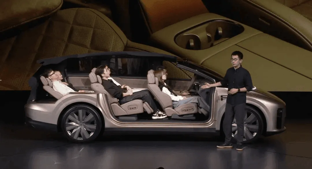 L’Auto i9 ha un prezzo di partenza di 369.800 RMB. È più economico del L9 e compete con il NIO ES8 e l’AITO M9.