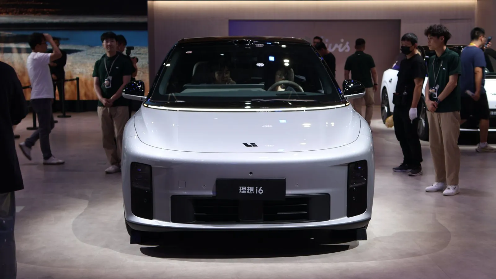 A Li Auto adia o lançamento do i6 para o final de outubro de 2026 e mantém as entregas para início de novembro