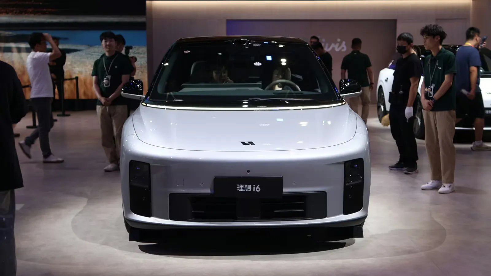 Vista frontal de um SUV elétrico Li i6 prateado em exibição na Feira Automobilística de Pequim em abril de 2026.