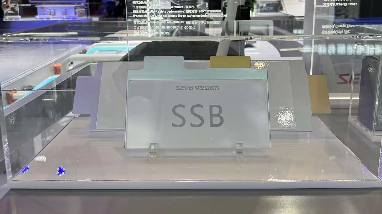 Célula de bateria de estado sólido da Sunwoda, rotulada como “SSB”, em uma vitrine de vidro na Feira Automotiva de Xangai, em abril de 2025.