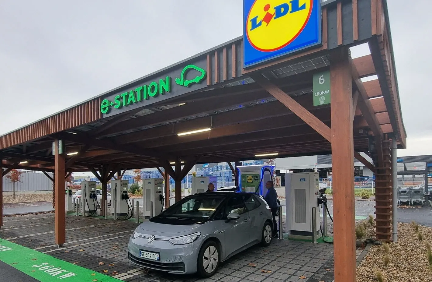 Lidl senkt die Preise für das Aufladen per AC über die Lidl Plus-App. Der Preis entspricht 83 Groschen/kWh. Allerdings in FRANKREICH…