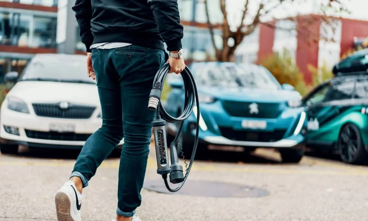 Se você for de férias com seu carro elétrico, precisa de uma "wallbox" portátil