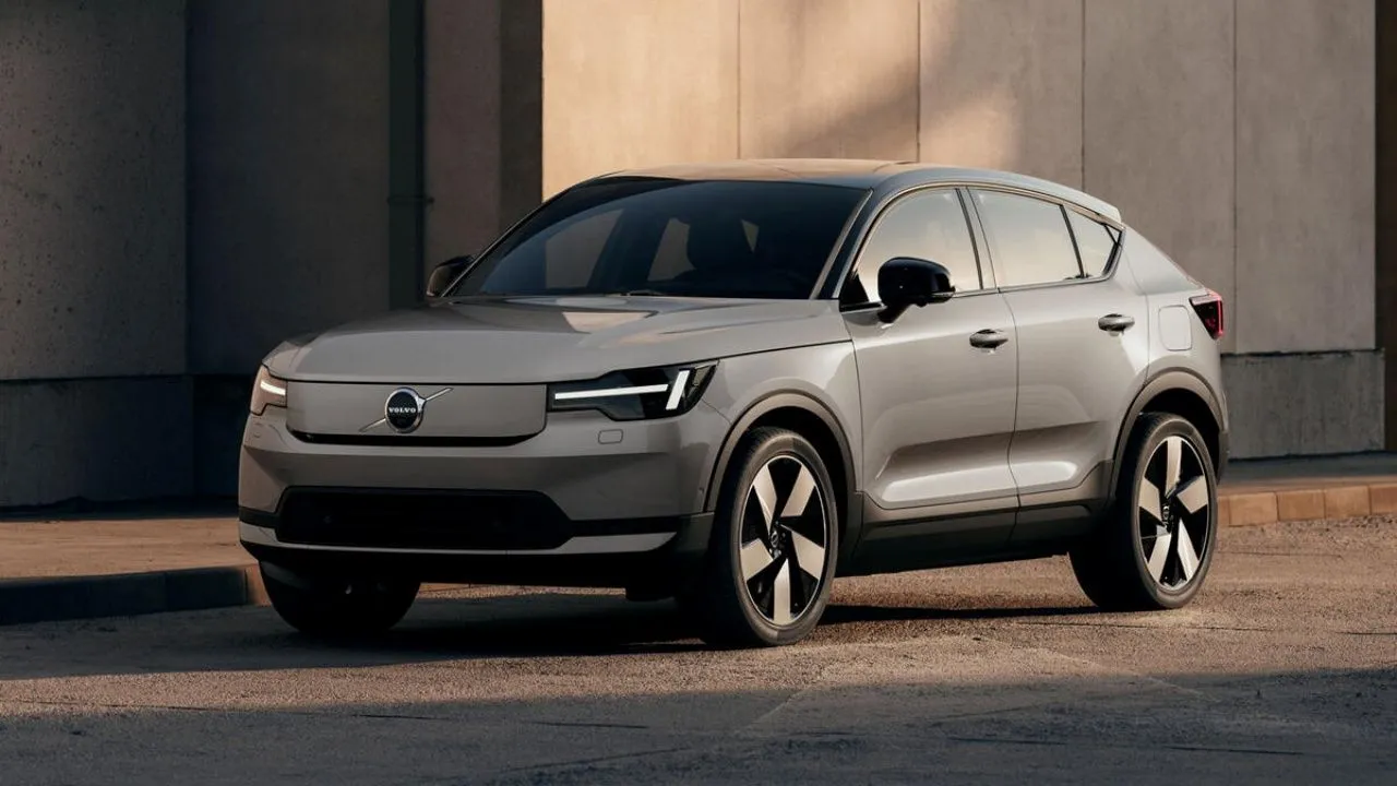 I Volvo EX40 ed EC40 vengono aggiornati con un nuovo design, maggiore sicurezza e Google Gemini