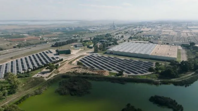 Las dos zonas de paneles solares instalados en la planta de Almussafes son capaces de producir la energía equivalente al funcionamiento de 1.400 hogares medios.
