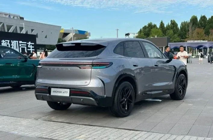 Mehr als 1.000 km Reichweite und fast die Hälfte des Preises eines Xiaomi YU7: So sieht das neue chinesische SUV aus, das einen weiteren Preiskrieg auslöst