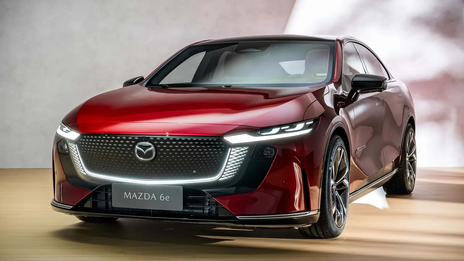 La Mazda 6e per il 2027 sarà dotata di un’unica batteria da 78 kWh. Maggiore autonomia e carica a 200 kW, ma non è economica.