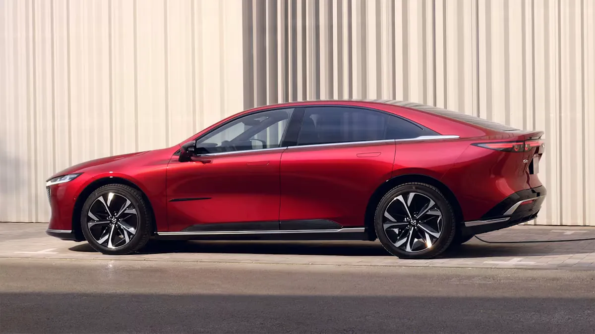 Mazda semplifica la 6e: al posto di due versioni ce n’è una – 560 km di autonomia e ricarica a 200 kW – mazda 6e 44