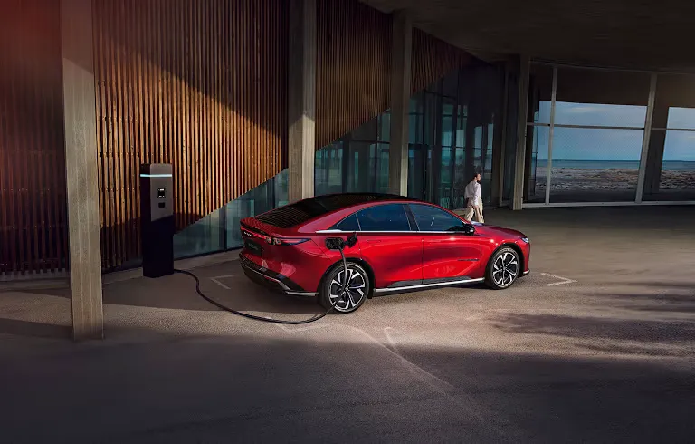 Mazda semplifica la 6e: al posto di due versioni ne esiste una sola, con autonomia di 560 km e ricarica a 200 kW - Mazda e6 55