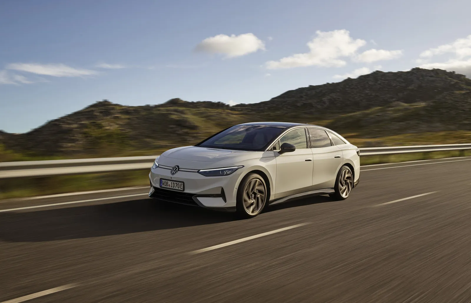 Mazda semplifica la gamma 6e: al posto di due versioni ce n’è una, con autonomia di 560 km e caricamento a 200 kW – VW ID.7 1