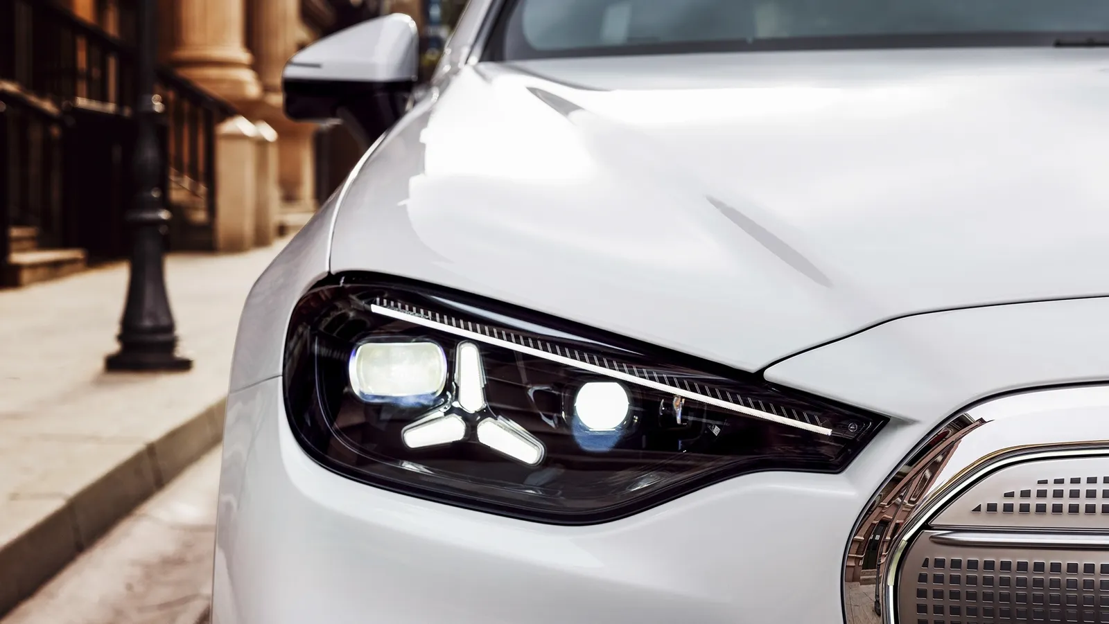 Mercedes obniża cenę swojego nowego, ikonicznego samochodu sedan elektrycznego o mocy 421 KM, z zasięgiem prawie 700 km oraz możliwością ładowania przy prądzie 320 kW