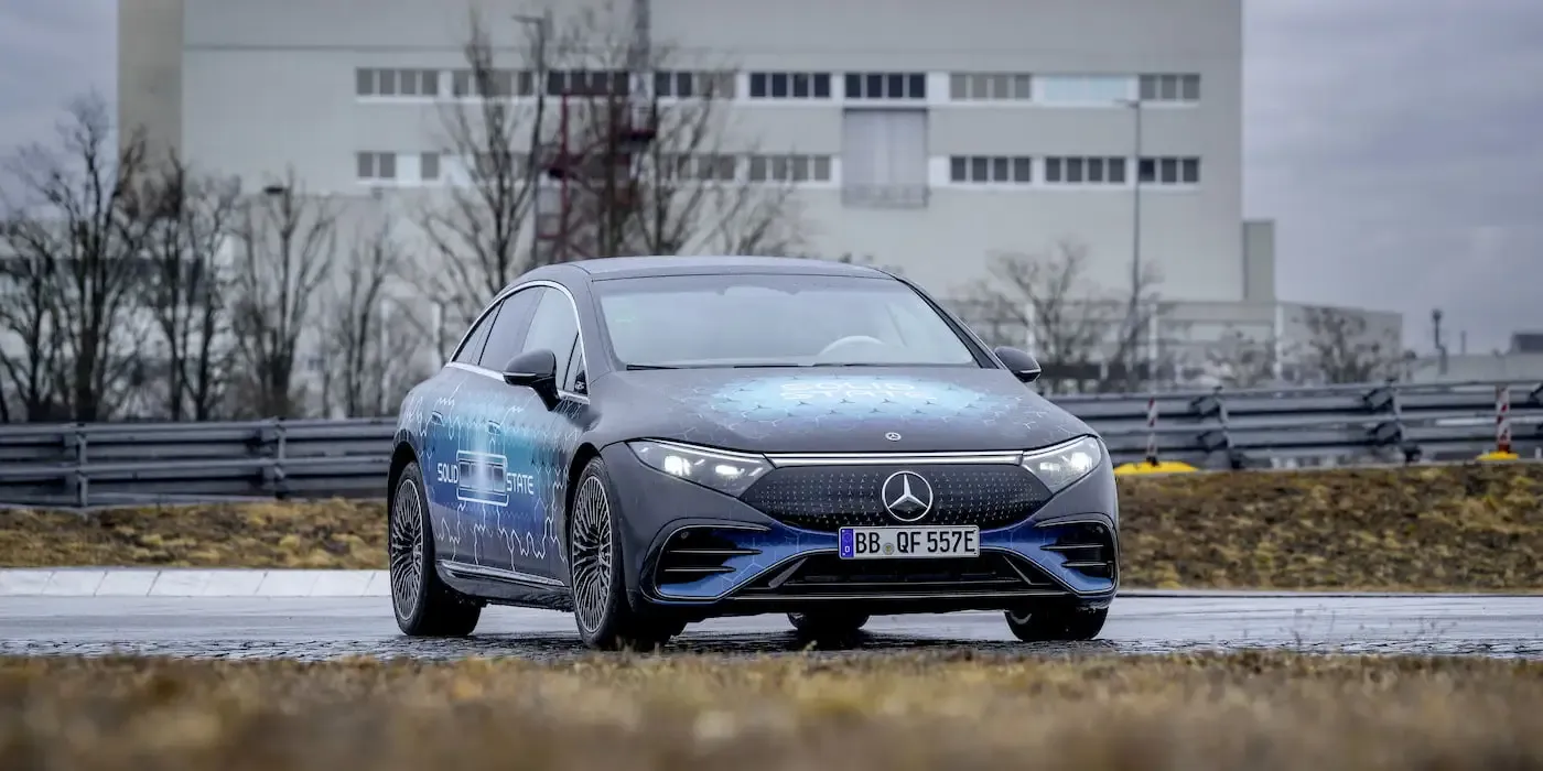 Bateria de veículo elétrico de estado sólido da Mercedes-Benz