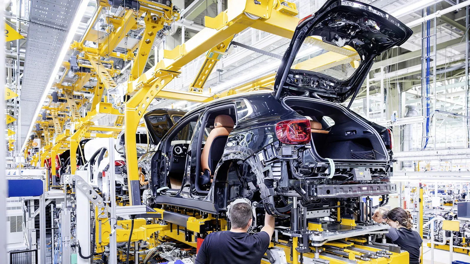 Mercedes натискає на газ у своєму найдешевшому електричному SUV: 657 км запасу ходу та «сотні мільйонів» на його виробництво в Європі