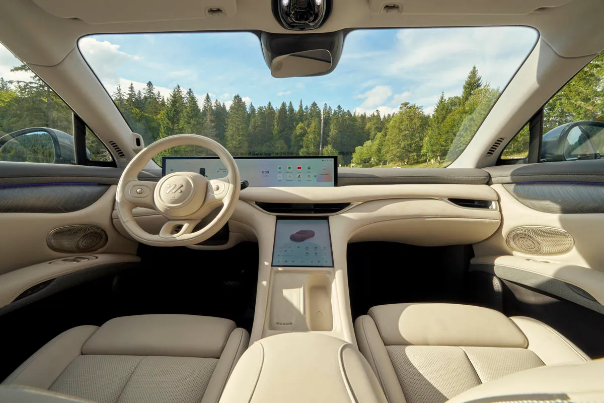 Test interno dell’MG IM6 con schermo panoramico
