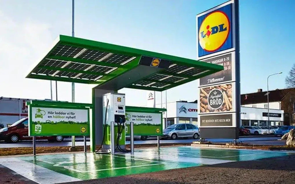 Während die Kraftstoffpreise in die Höhe schießen, bricht Lidl mit einer Ladung zum Preis von 18 Cent pro kWh den Markt