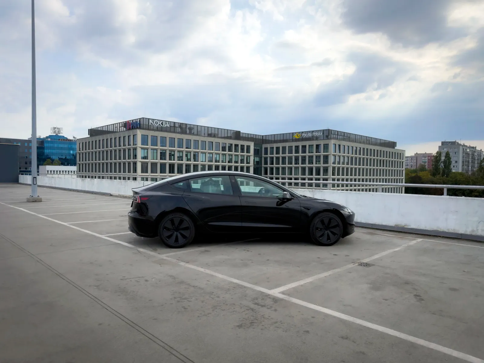 Model 3 RWD a 174.990 mila złoty. È la Tesla più economica oggi il miglior veicolo elettrico per questo prezzo?