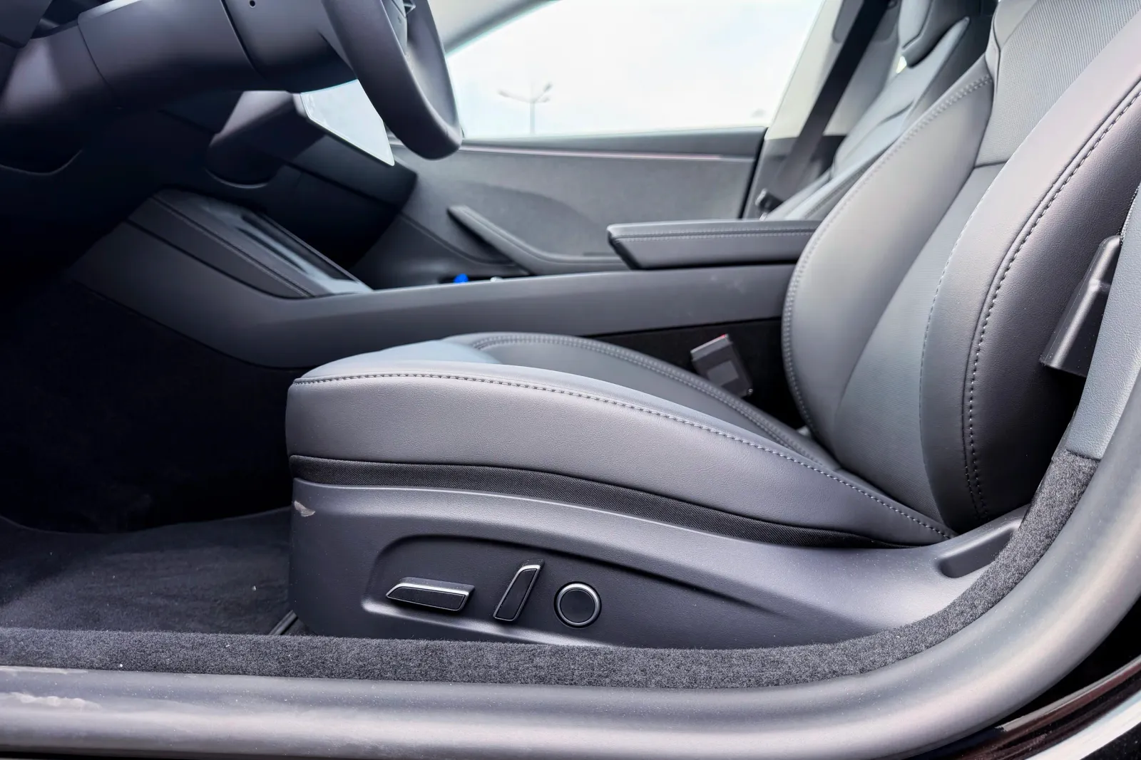 Model 3 RWD za 174 990 tys. zł. Czy najtańsza Tesla to dziś najlepszy elektryk za te pieniądze? - Tesla 3RWD 10