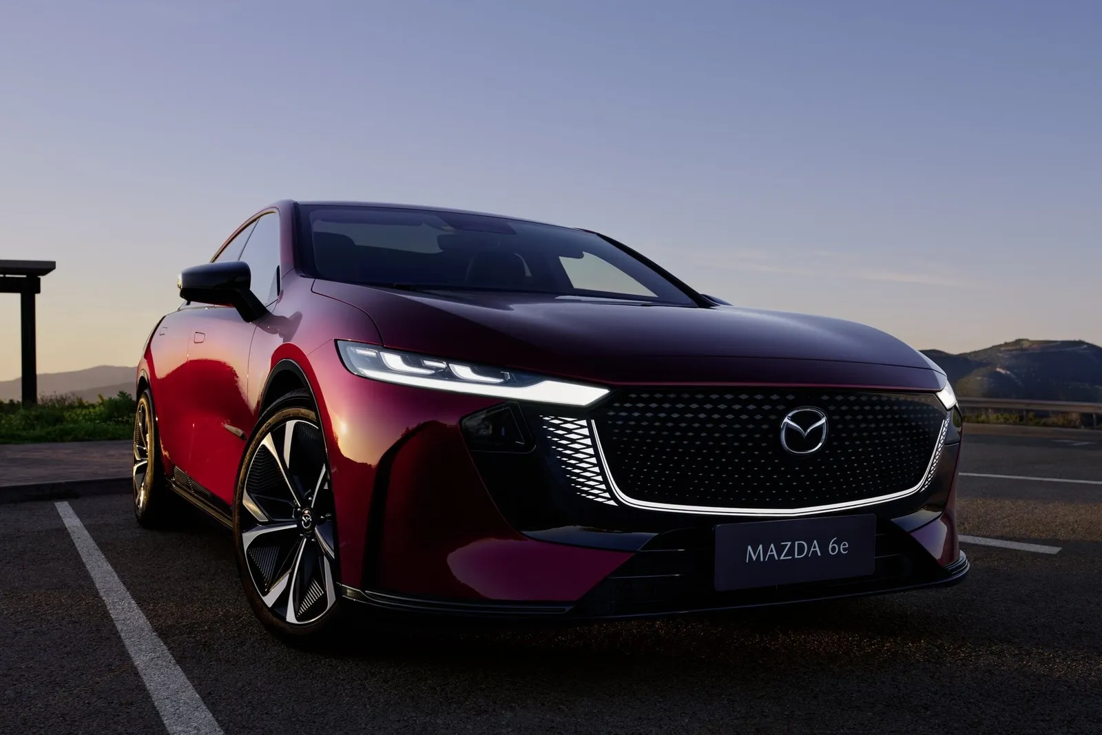 Neuer Akku mit 200 kW DC: Mazda6e lädt zum neuen Modelljahr schneller