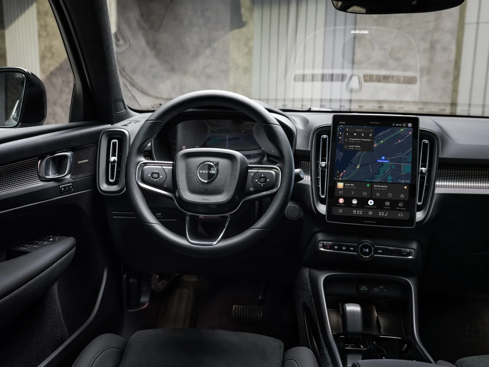 Nuovo Volvo EX40 con interno aggiornato e tablet