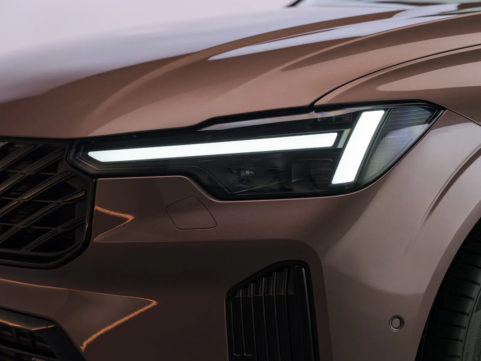 Dettaglio dei fari a LED Matrix Thors Hammer del nuovo Volvo XC60