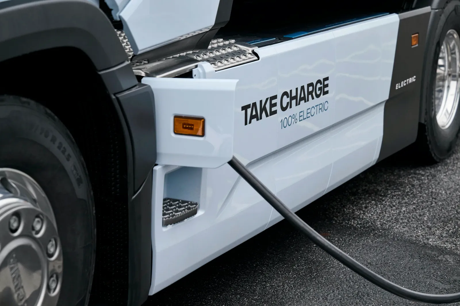 NFOŚiGW com o primeiro subsídio para caminhão elétrico. O programa tem orçamento de 2 bilhões de zlotys – 1 GW e carregador EHDV da Scania