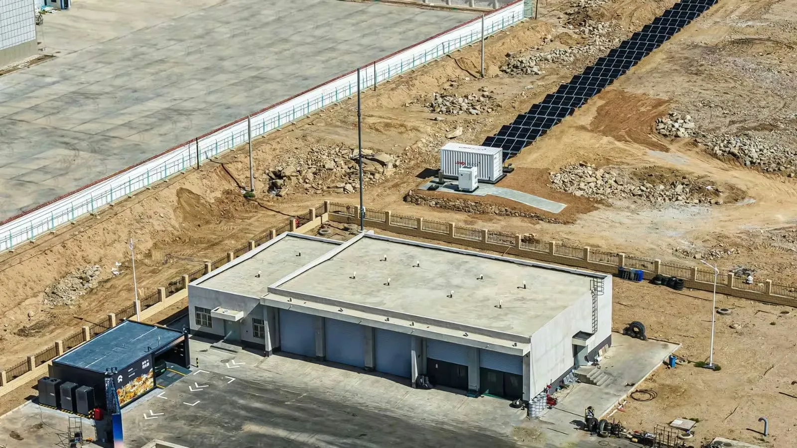 Visão aérea da estação de troca de baterias Xingxingxia da Nio e seu conjunto de painéis solares no Deserto de Gobi, em Xinjiang.