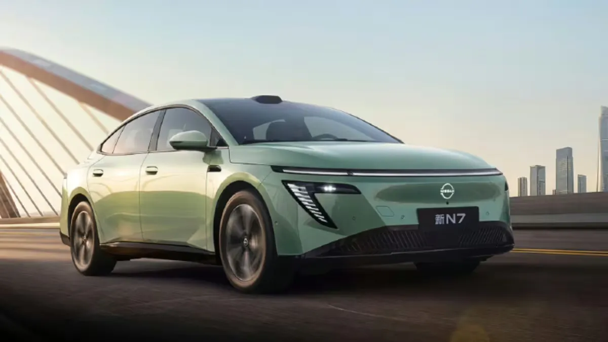 Sedã elétrico Nissan N7 verde claro atualizado, com LiDAR montado no teto, visto de um ângulo traseiro em uma ponte.