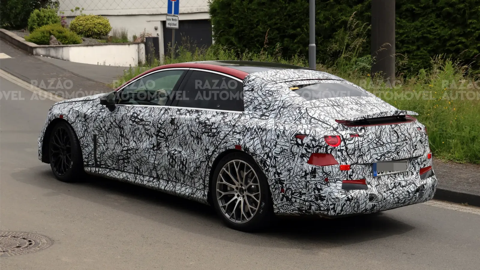 Elektrisches Mercedes-AMG Klasse C Prototyp – hintere 3/4 Ansicht