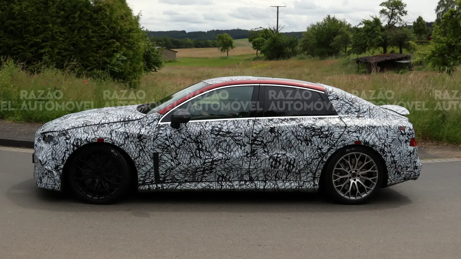 Prototyp des elektrischen Mercedes-AMG Classe C aus der Seitenansicht