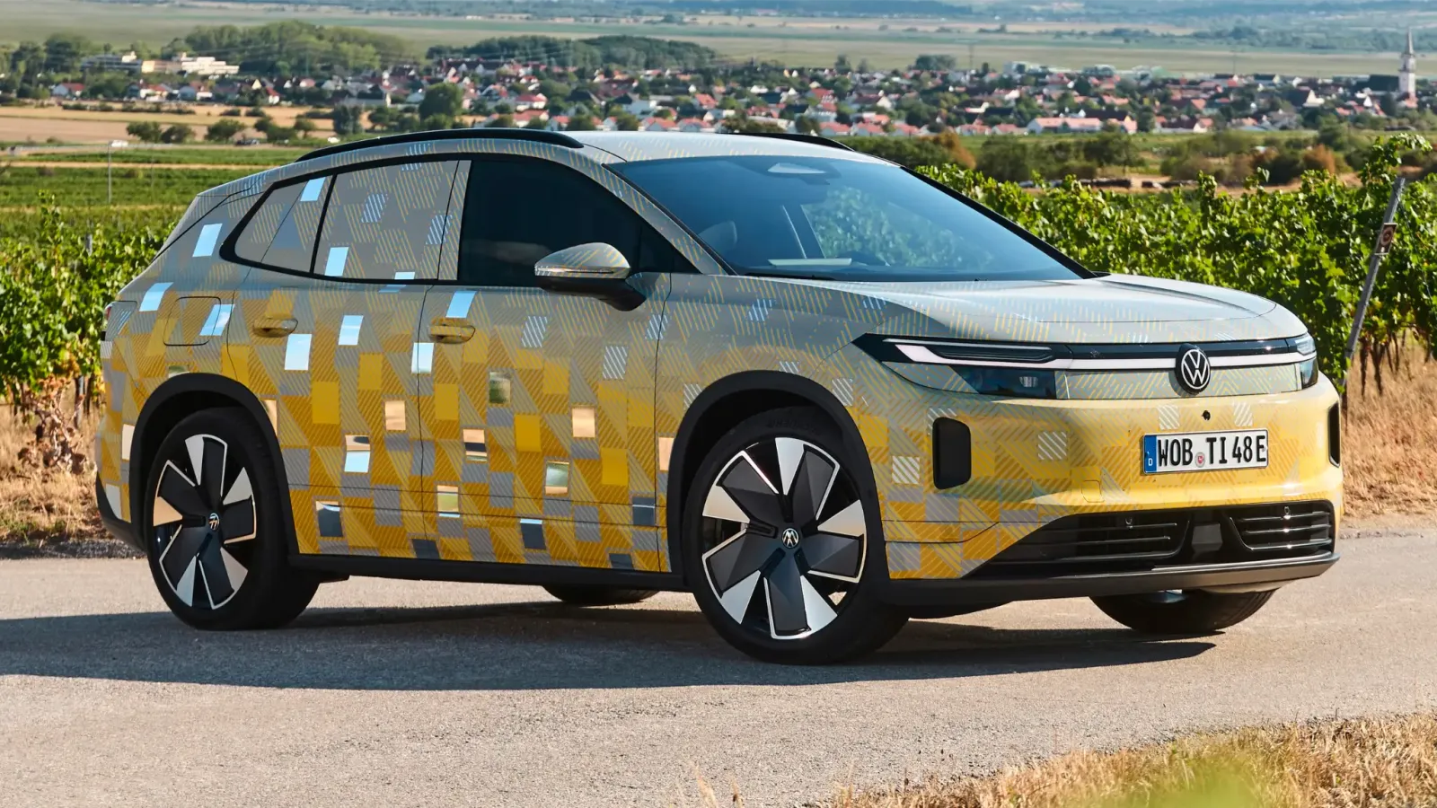 Volkswagen ID. Tiguan 2026 camuflado — 3/4 dianteira
