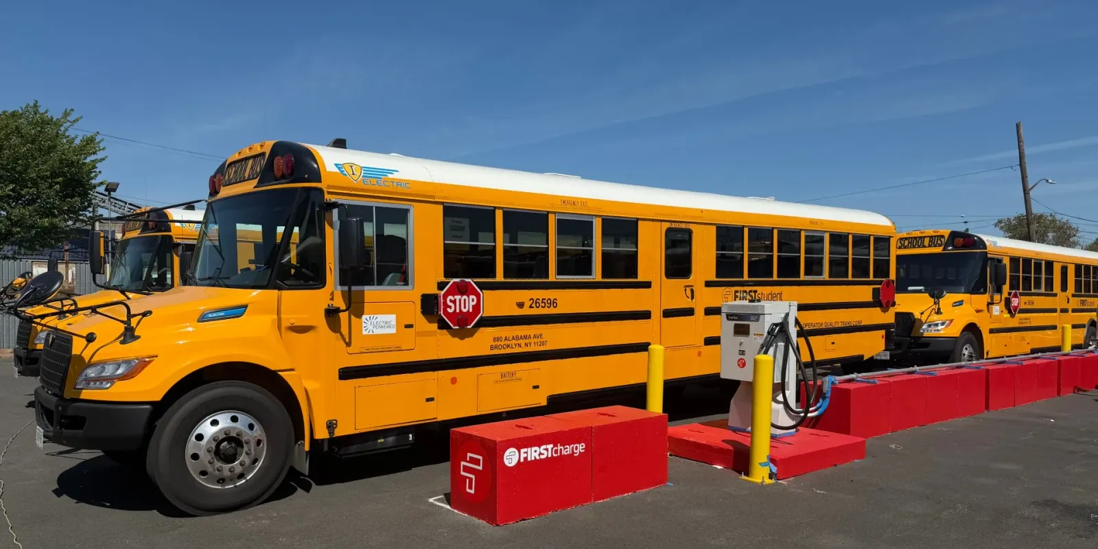 I nuovi autobus scolastici elettrici di NYC presentano una soluzione per risparmiare denaro