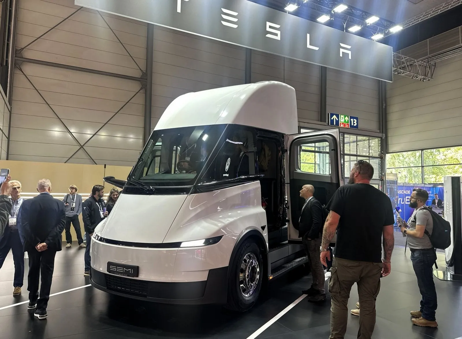 Subimos a bordo del Tesla Semi, el camión eléctrico que quiere cambiar Europa.