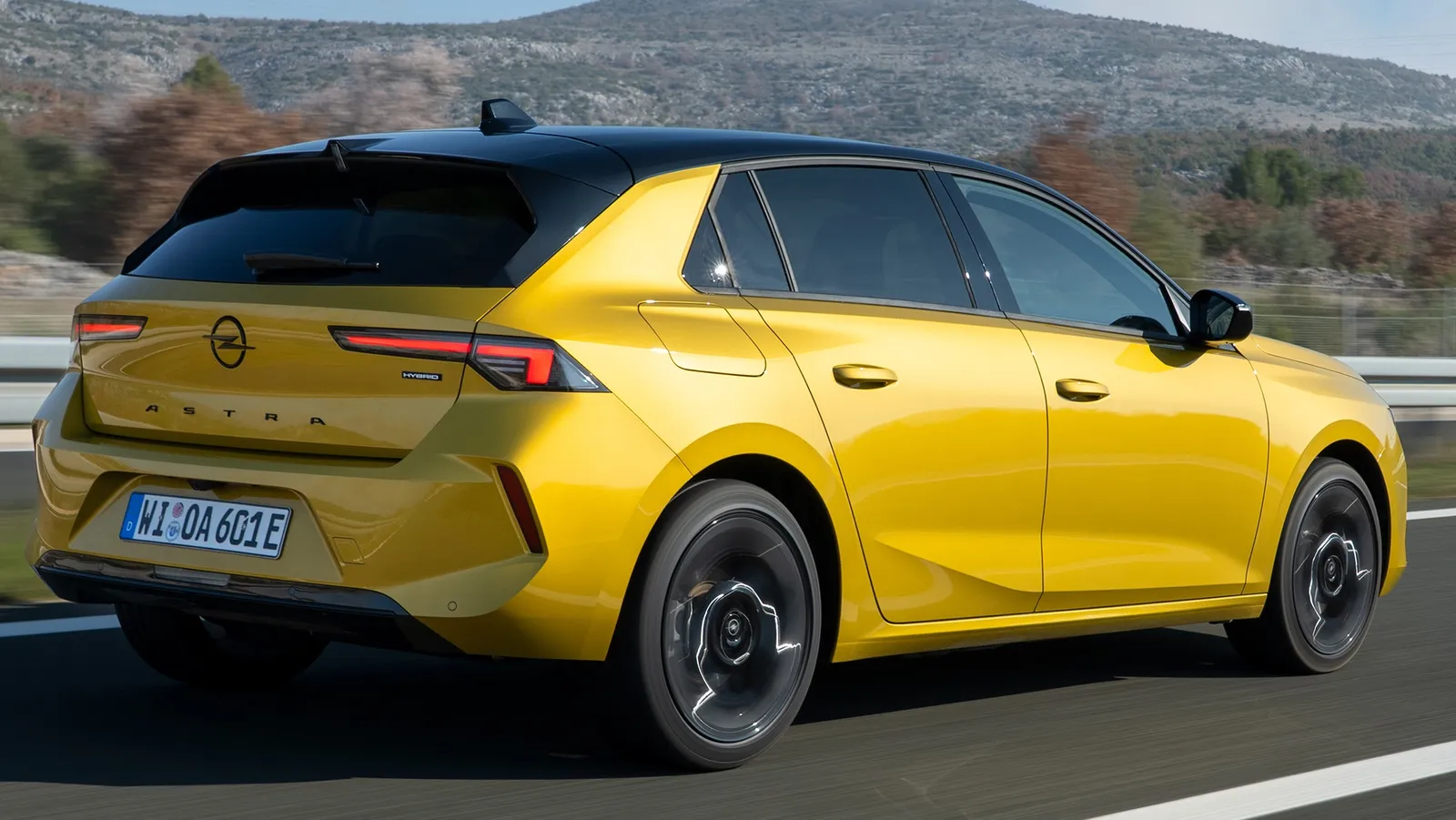 Opel tiene dos Astra electrificados para necesidades muy distintas: uno prescinde de la gasolina y el otro permite seguir viajando sin preocuparse por la carga