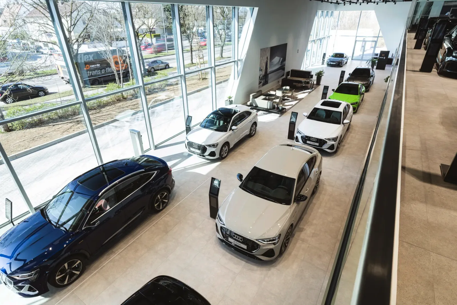 OTOMOTO: Poloneses procuram carros na internet, mas querem comprar da maneira tradicional. Apenas 3% tomam decisões online - audi salon 1 jpg