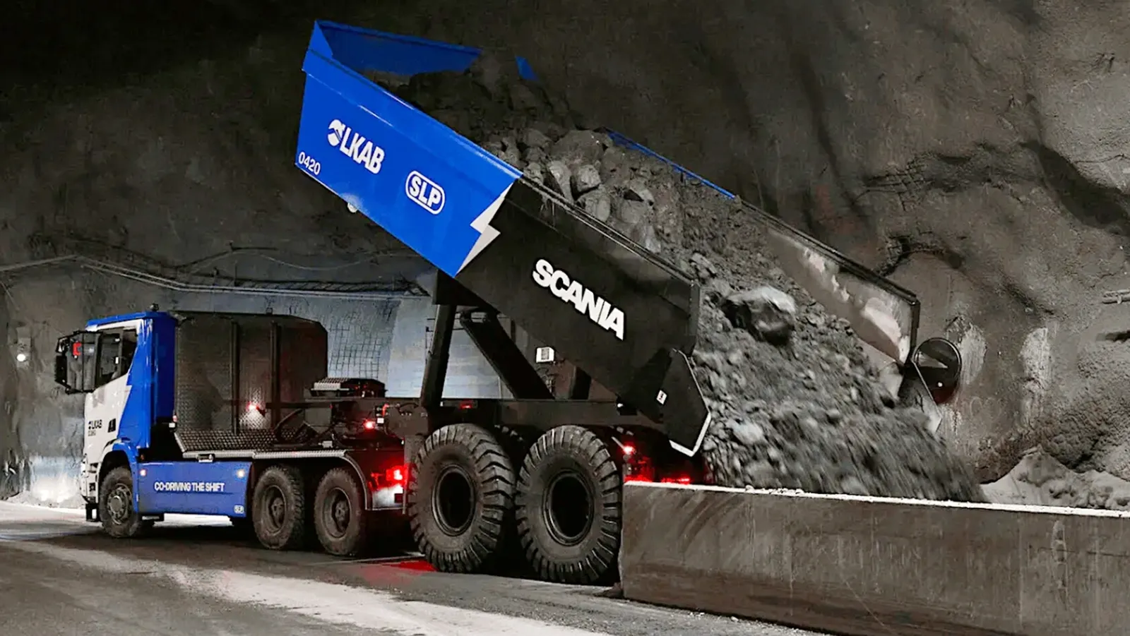 Pesan 130 toneladas y trabajan a 1.250 metros bajo tierra: estos enormes camiones eléctricos mueven 3.200 toneladas de mineral al día