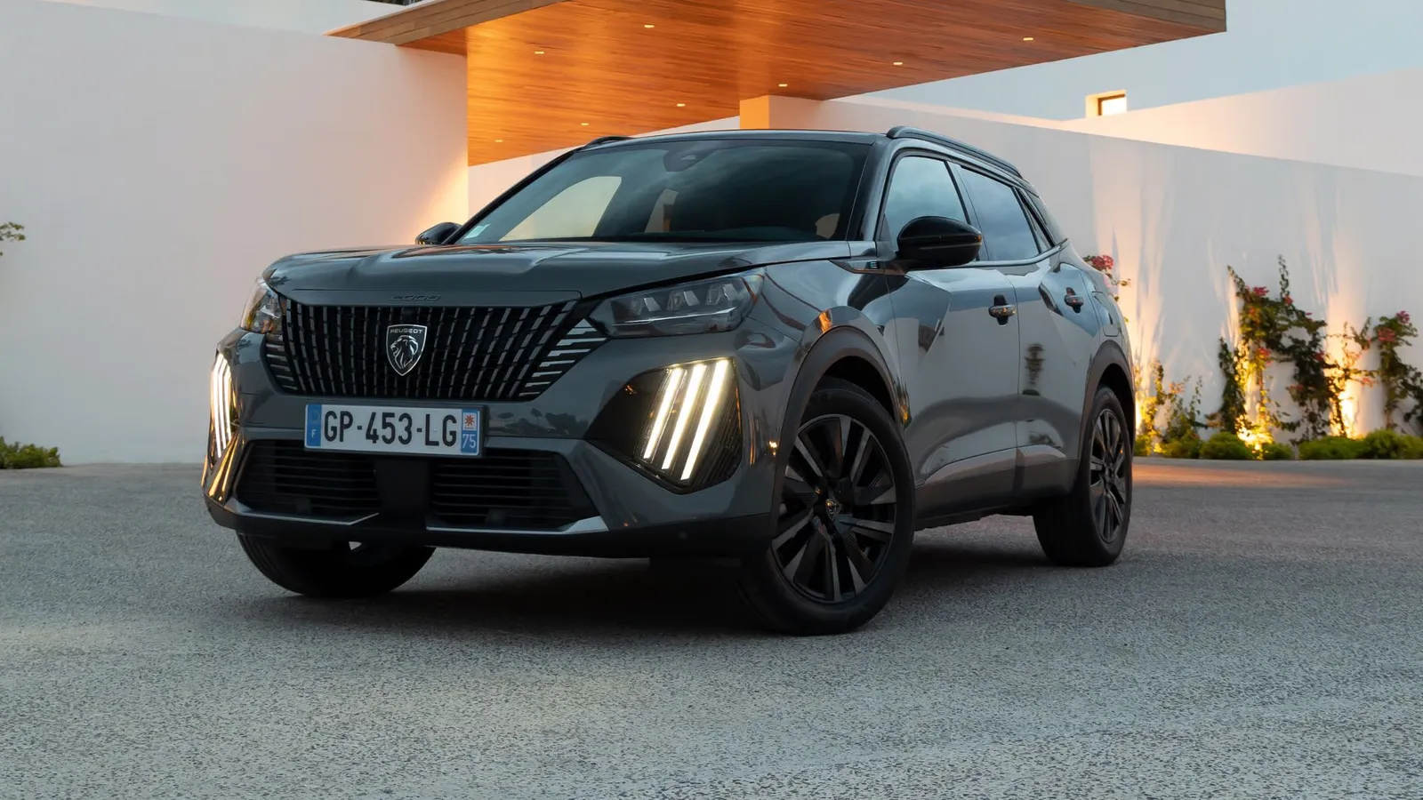 SUV compatto elettrico Peugeot 2008 con firma luminosa LED e design anteriore