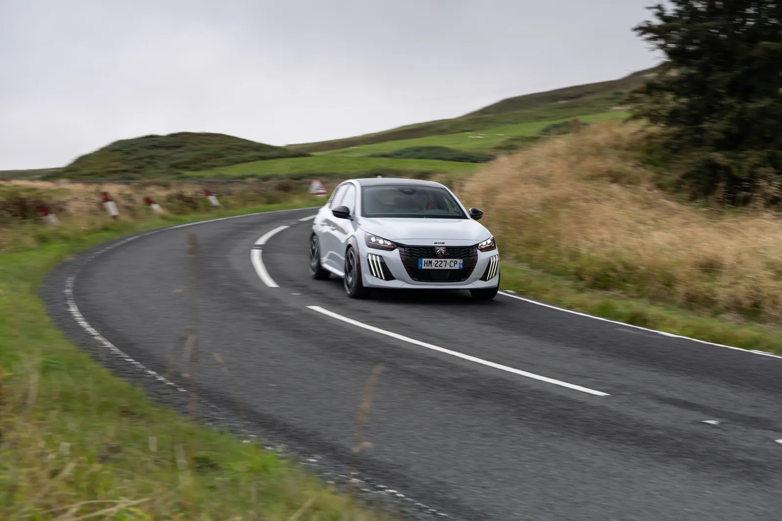 Imagem de direção da revisão do Peugeot E-208 GTi