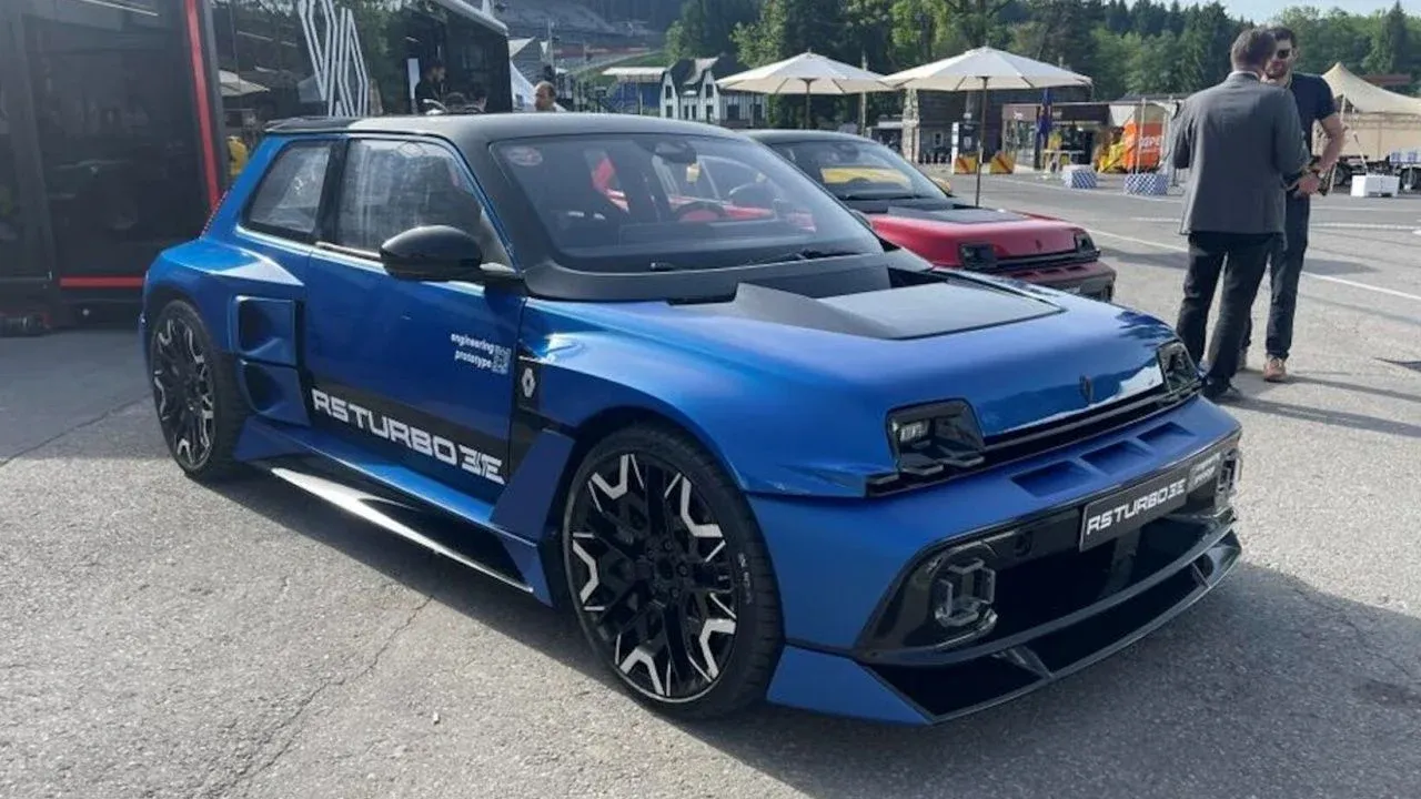 O Renault 5 Turbo 3E conhece seus futuros proprietários, que o testam pela primeira vez em Spa