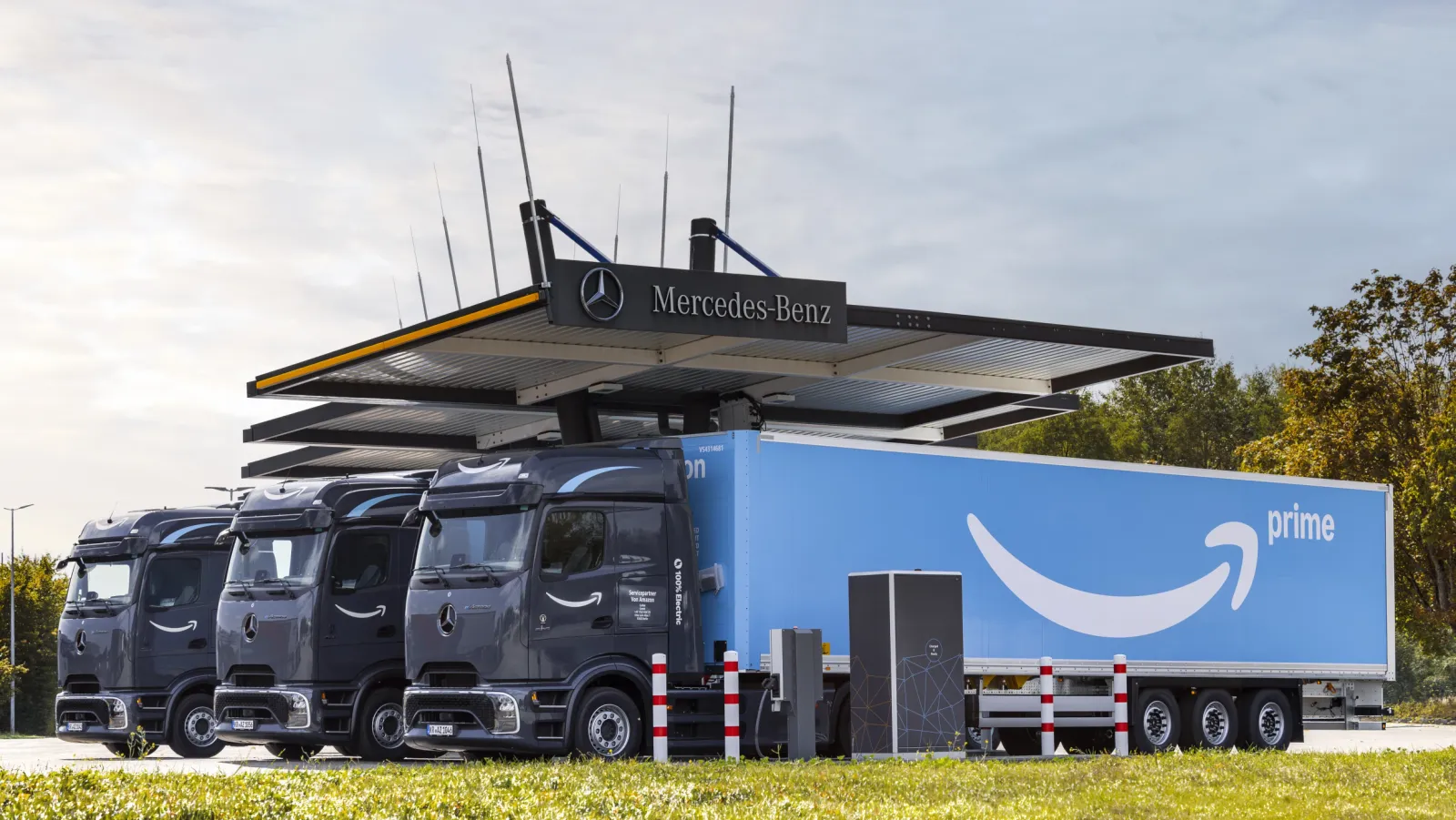 Mehr als 50 elektrische Mercedes-Lkw werden in Deutschland für Amazon fahren – und das ist noch nicht das Ende…