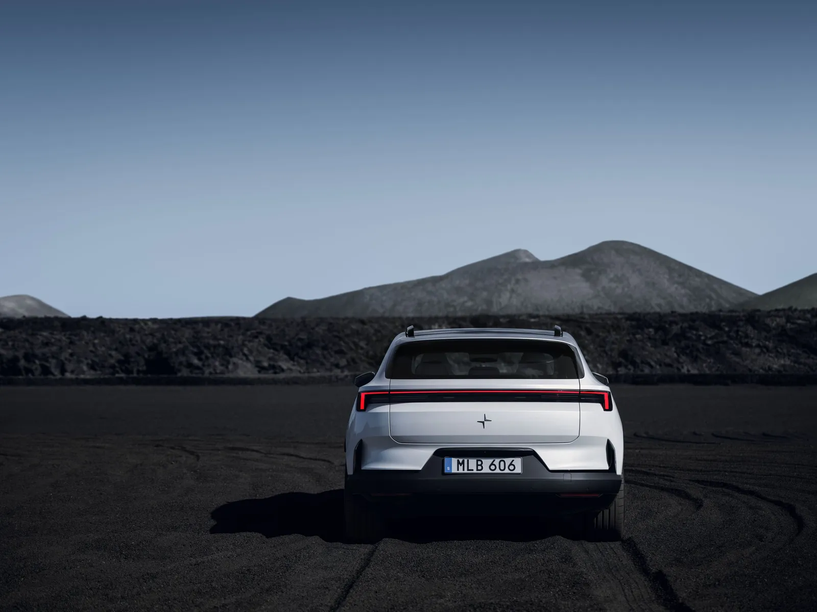 Vista posteriore del Polestar 4 SUV